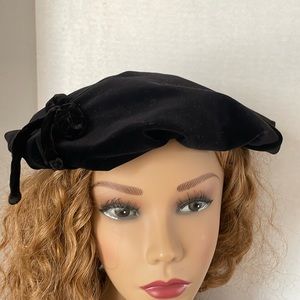 Black velvet beret with bow